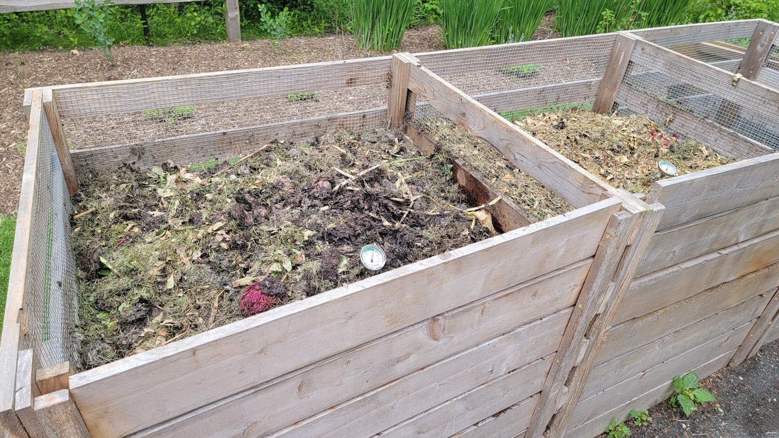 Boites en bois remplies de terre pour carre potager